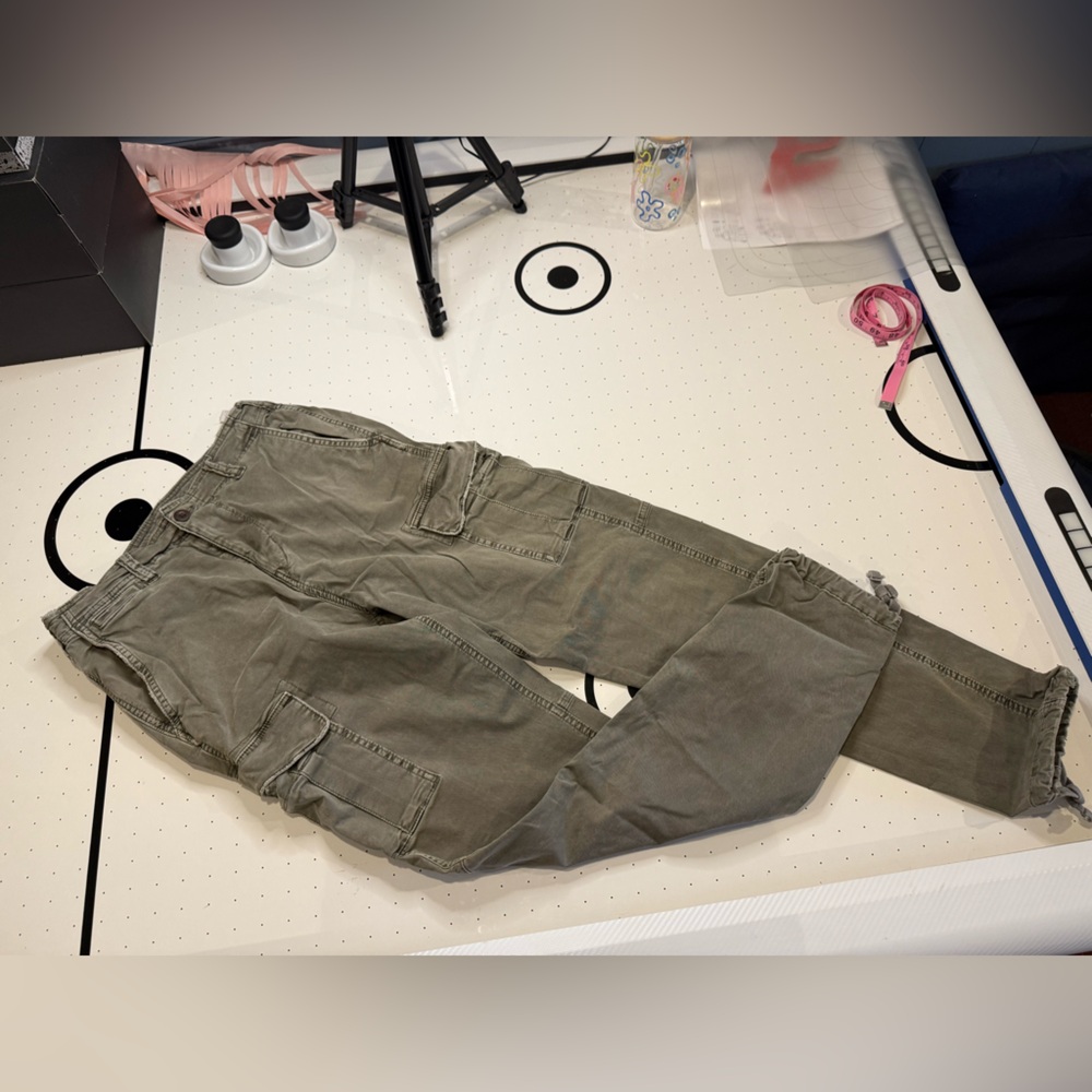 American Eagle Outfitters Men's olive green Cargo Pants